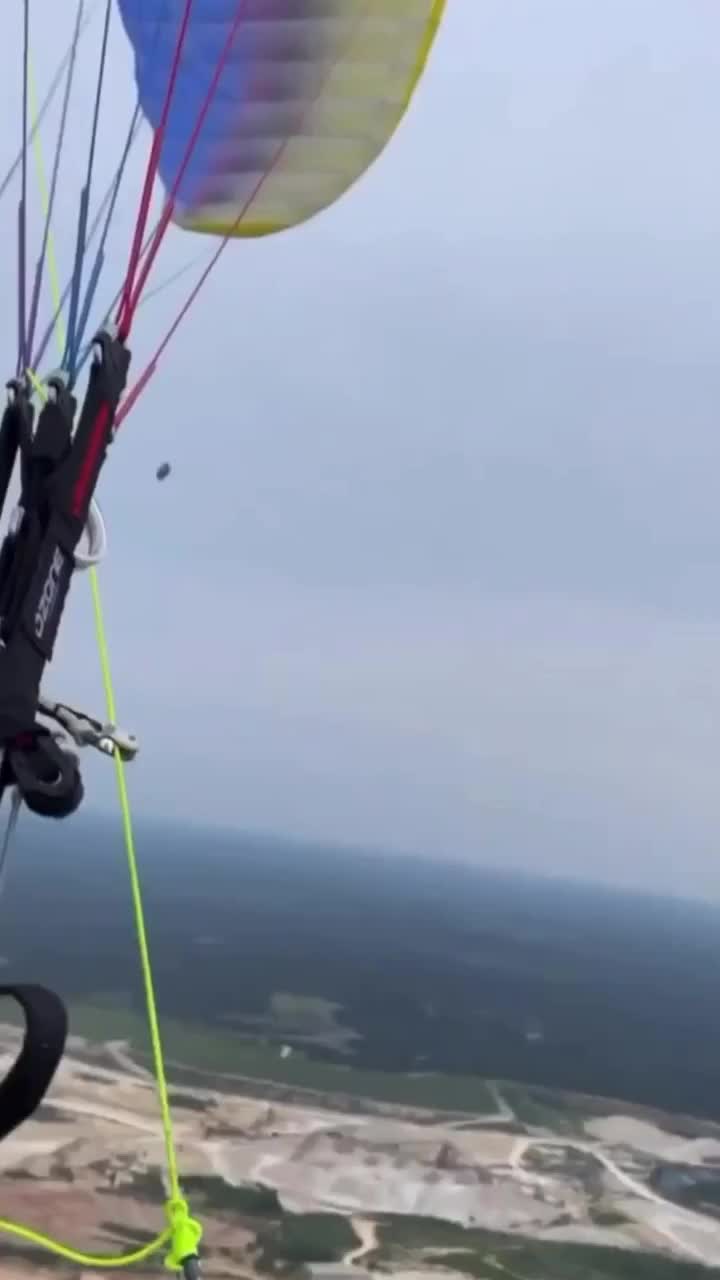 Le parachutiste a remarqué un observateur d'en haut.