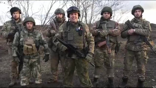 Une unité de combat Russe s'adresse à la 5-ème colonne russe