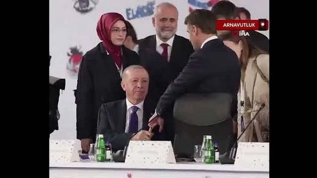 Erdogan qui s'amuse a bloquer le majeur de Macron comme un gamin qui refuse de lacher son jouet