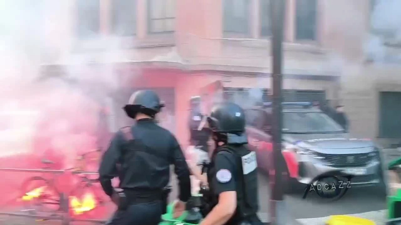 Paris des Black Block s'en prennent aux Policiers devant le batiment du Ministere de l'Interieur