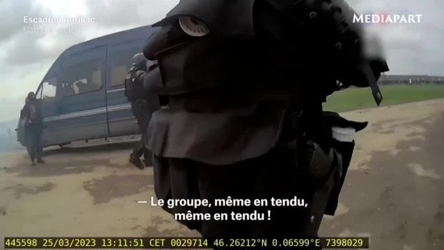 Des flics francais qui tirent sur des manifestants comme dans un jeu