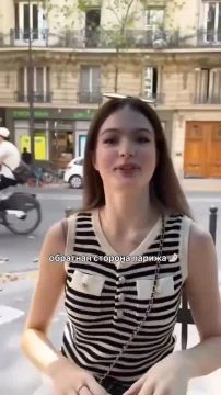 À Paris deux femmes russes visitent la capitale française