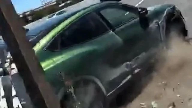 L'IA a commence a nous eliminer - Electric car locks in full throttle iRobot style