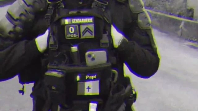 Manifestant interroge les forces de l'ordre - Eh oui c'est chaud