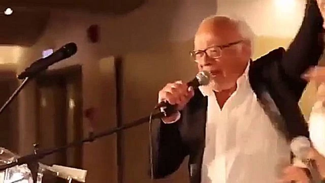 Bercoff le copain d'attali chante Israel vivra Israel vaincra Opposition controlee dans toute sa splendeur