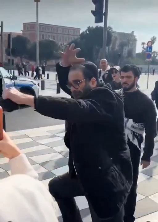 Ces images de fausse agression font le tour du monde