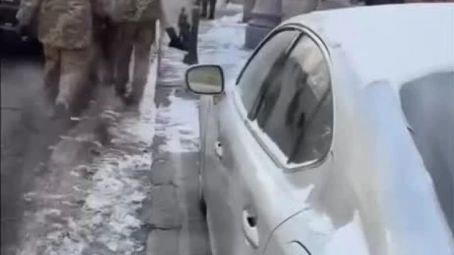 Enrolement de force en Ukraine La democratie a coups de poing