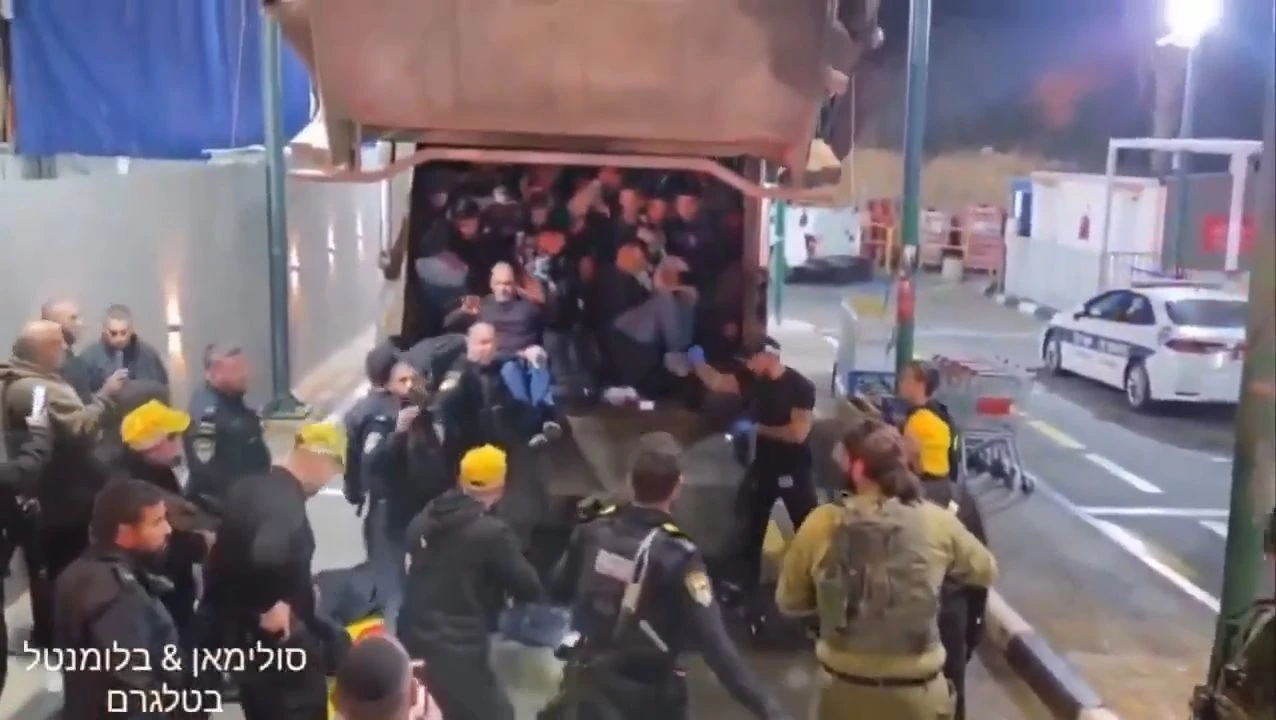 60 Palestiniens étaient transportés par l'armée de tsahalopes dans un camion poubelle