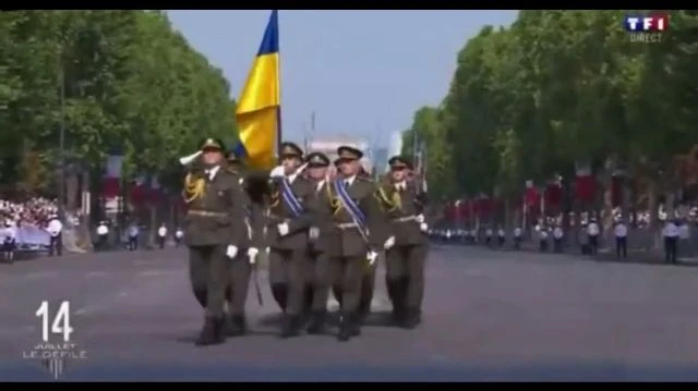 Les soldats ukrainiens sur les Champs-Élysées