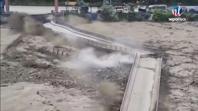 Images prises le long de la frontière entre la Chine et le Népal, sur les inondations dévastatrices