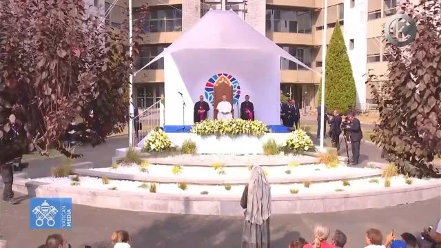 Une petite fille chante pour le Pape à LOURDES